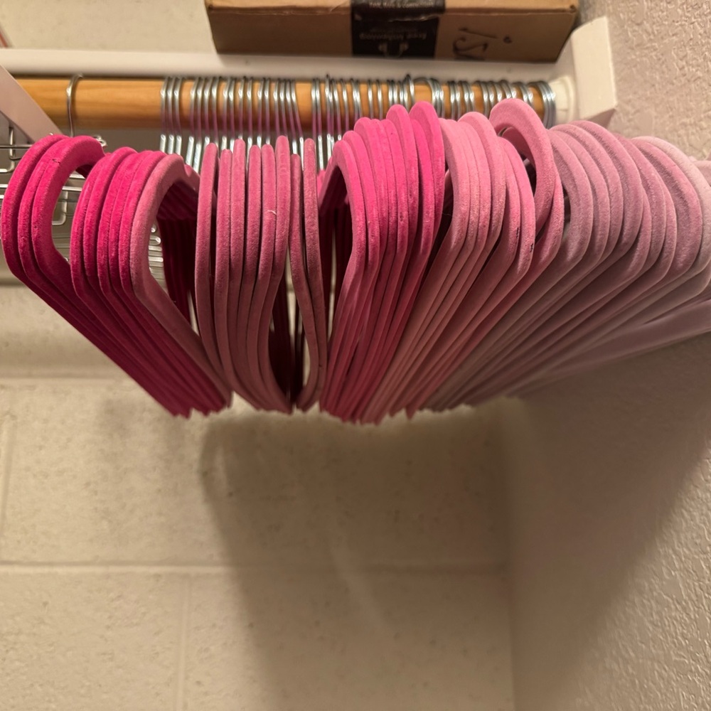 Pink hangers - Picture 3 of 4